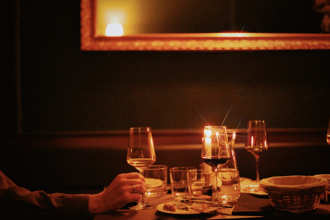 Gedeckter Tisch für ein privates Dinner im Monet Bistro, französisches Restaurant in Berlin Friedrichshain